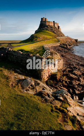 Holy Island und das Schloss, das den Hafen Lindisfarne Burg verteidigt Stockfoto