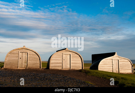 In Hallen auf der Heiligen Insel Lindisfarne neben dem Schloss sein konvertiert alte Fischerboote, Stockfoto