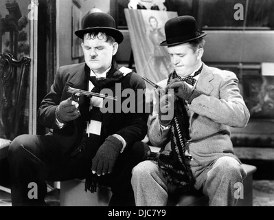 Oliver Hardy und Stan Laurel am Set des Films, das Fixiermittel-Oberleder, 1935 Stockfoto