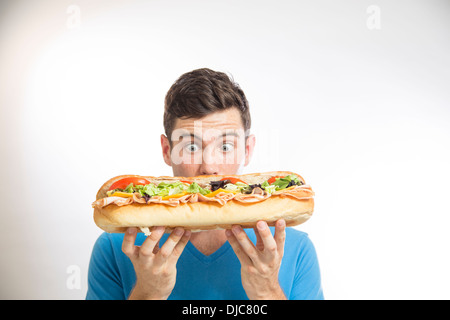 Junger Mann, ein u-Boot-Sandwich Essen Stockfoto