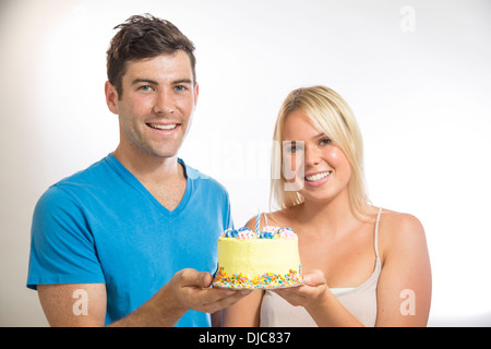 Mann und Frau hält Geburtstagstorte Stockfoto