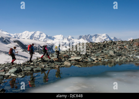 Vier Personen auf einem trekking rund um den Monte Rosa in der Schweiz Stockfoto