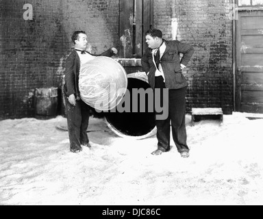 Oliver Hardy und Stan Laurel am Set des Films, unter Null, 1930 Stockfoto