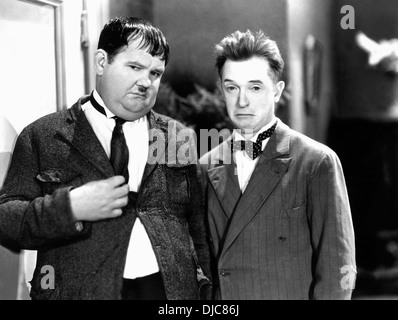 Oliver Hardy und Stan Laurel am Set des Films, eine gute drehen, 1931 Stockfoto