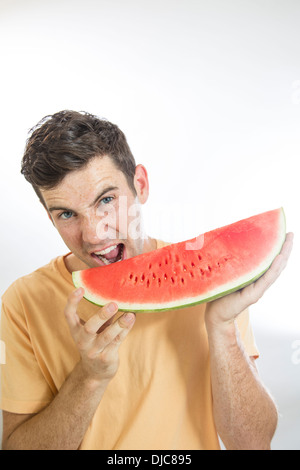 Mann isst Wassermelone Stockfoto