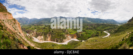 Panoramasicht auf das Colca Tal nördlich von Arequipa, Peru. Stockfoto