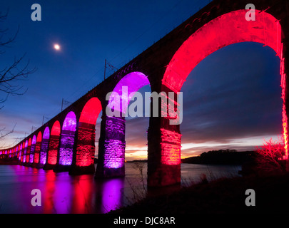 Royal Border Bridge beleuchtet Berwick nach Tweed Stockfoto