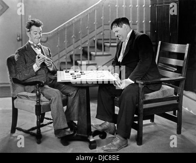 Stan Laurel und Oliver Hardy am Set des Films, Gören, 1930 Stockfoto