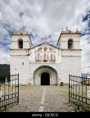 Kirche von Maca Maca Dorf im Colca Tal nördlich von Arequipa, Peru. Stockfoto