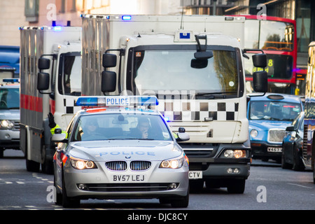 Hohe Sicherheitspolizei Konvoi Ankunft von Michael Adebolajo und Michael Adebowale vor Gericht Old Bailey in London. Stockfoto