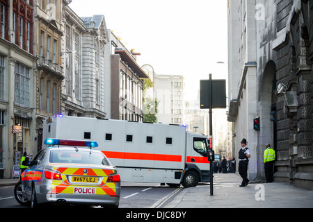 Hohe Sicherheitspolizei Konvoi Ankunft von Michael Adebolajo und Michael Adebowale vor Gericht Old Bailey in London. Stockfoto