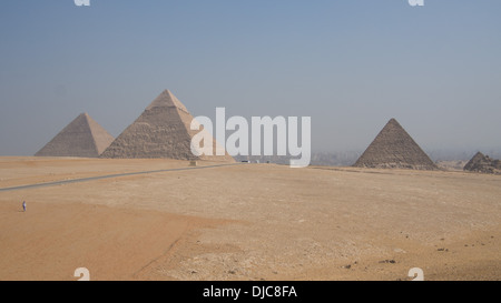 Links: Große Pyramide (Cheops). Mitte: Pyramide des Khaefre (Khephren). Rechts: (Mykerinus) Mykerinos-Pyramide. Gizeh, Ägypten. Stockfoto