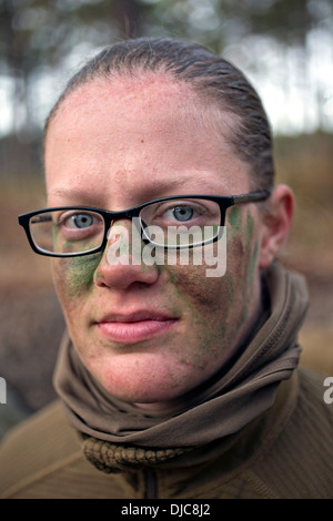 US Marine Corps Private First Class Katie Gorz während der Infanterie integrierte Feld Übung 15. November 2013 am Camp Geiger, N.C. Gorz ist einer der drei weiblichen Marines, die erste Frau, Diplom Infanterie-Ausbildung am 21. November 2013 sein. Stockfoto