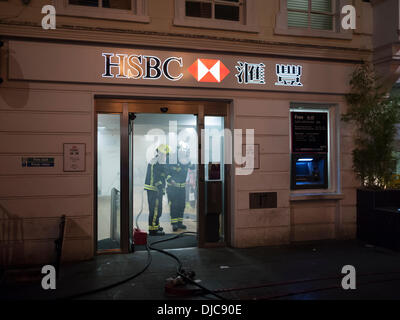 Die Feuerwehr besuchen ein Rauch gefüllten HSBC Bank Gerrard Street London UK 26. November 2013. Die Straße war mit Klebeband aus bei rund 19:15 als Massen sah die Feuer-Besatzungen zu untersuchen und behandeln die Ursache des Rauchs. Kredit Julian Eales/Alamy Live-Nachrichten Stockfoto