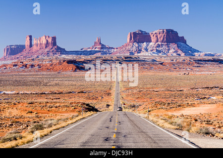 Utah State Highway 163 auf dem Weg ins Monument Valley Tribal Park, an der Grenze zu Utah-Arizona. Stockfoto