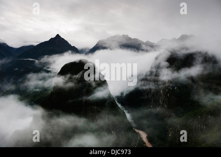 Blick auf die Berge rund um Machu Picchu eingehüllt in den Wolken in der Region von Cusco-Peru. Stockfoto