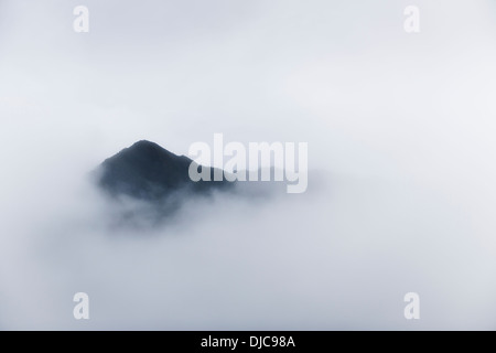 Blick auf die Berge rund um Machu Picchu eingehüllt in den Wolken in der Region von Cusco-Peru. Stockfoto