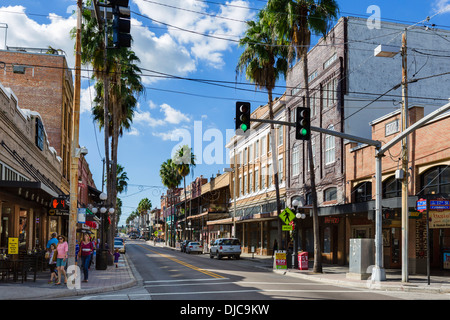 Geschäfte, Bars und Restaurants an der Seventh Avenue in historischen Ybor City, Tampa, Florida, USA Stockfoto