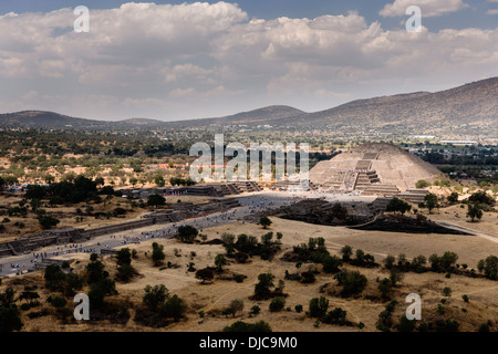 Blick von der Sonnenpyramide in Teotihuacán, Mexiko-Stadt. Stockfoto