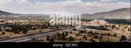 Blick von der Sonnenpyramide in Teotihuacán, Mexiko-Stadt. Stockfoto