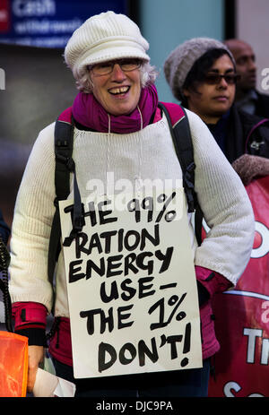 London, UK. 26. November 2013. Ein Demonstrant hält ein Schild mit der Aufschrift "99 % Ration Energie Nutzung die 1 % nicht" bei einer Demonstration gegen Energiearmut die Npower Büro in London, London, England am Dienstag, 26. November 2013 ausgerichtet. Bildnachweis: Redorbital Fotografie/Alamy Live-Nachrichten Stockfoto