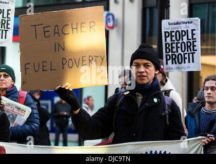 London, UK. 26. November 2013. Ein Demonstrant hält ein Banner Lesung "Lehrer in Energiearmut" bei einer Demonstration gegen Energiearmut die Npower Büro in London, London, England am Dienstag, 26. November 2013 ausgerichtet. Bildnachweis: Redorbital Fotografie/Alamy Live-Nachrichten Stockfoto