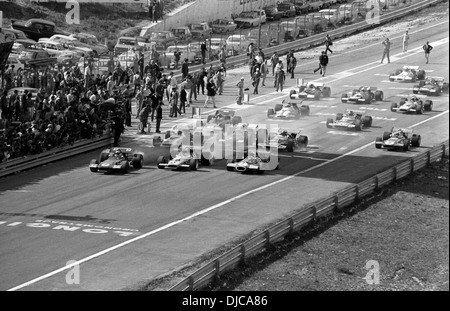 Jackie Stewart führt entfernt in einem März 701 zu Beginn des spanischen GP, Jarama, Spanien 19. April 1970. Stockfoto