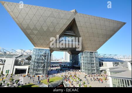 Tokio, Japan. 23. November 2013. Besucher drängen sich auf der 43. Tokyo Motor Show in Tokio auf Samstag, 23. November 2013. Die Autoshow wird ab heute bis zum 1. Dezember für die Öffentlichkeit geöffnet sein. © Masairo Tsurugi/AFLO/Alamy Live-Nachrichten Stockfoto