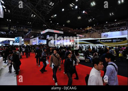 Tokio, Japan. 23. November 2013. Besucher drängen sich auf der 43. Tokyo Motor Show in Tokio auf Samstag, 23. November 2013. Die Autoshow wird ab heute bis zum 1. Dezember für die Öffentlichkeit geöffnet sein. © Masairo Tsurugi/AFLO/Alamy Live-Nachrichten Stockfoto