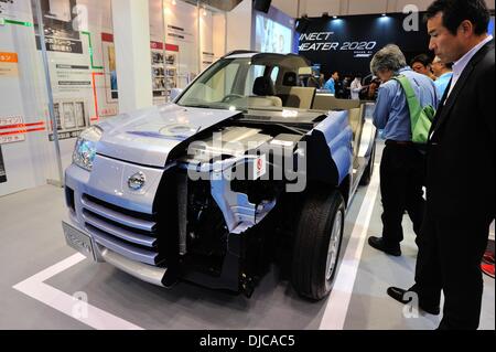 Tokio, Japan. 23. November 2013. Besucher drängen sich auf der 43. Tokyo Motor Show in Tokio auf Samstag, 23. November 2013. Die Autoshow wird ab heute bis zum 1. Dezember für die Öffentlichkeit geöffnet sein. © Masairo Tsurugi/AFLO/Alamy Live-Nachrichten Stockfoto