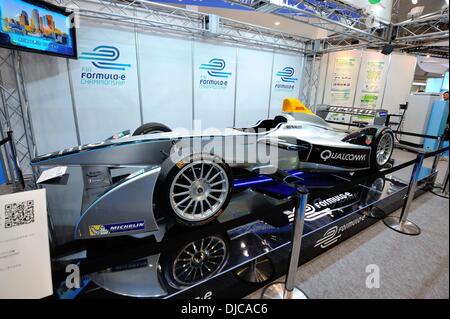 Tokio, Japan. 23. November 2013. Besucher drängen sich auf der 43. Tokyo Motor Show in Tokio auf Samstag, 23. November 2013. Die Autoshow wird ab heute bis zum 1. Dezember für die Öffentlichkeit geöffnet sein. © Masairo Tsurugi/AFLO/Alamy Live-Nachrichten Stockfoto