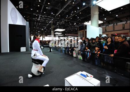 Tokio, Japan. 23. November 2013. Besucher drängen sich auf der 43. Tokyo Motor Show in Tokio auf Samstag, 23. November 2013. Die Autoshow wird ab heute bis zum 1. Dezember für die Öffentlichkeit geöffnet sein. © Masairo Tsurugi/AFLO/Alamy Live-Nachrichten Stockfoto