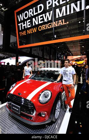 Tokio, Japan. 23. November 2013. Besucher drängen sich auf der 43. Tokyo Motor Show in Tokio auf Samstag, 23. November 2013. Die Autoshow wird ab heute bis zum 1. Dezember für die Öffentlichkeit geöffnet sein. © Masairo Tsurugi/AFLO/Alamy Live-Nachrichten Stockfoto