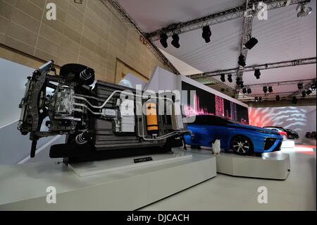 Tokio, Japan. 23. November 2013. Besucher drängen sich auf der 43. Tokyo Motor Show in Tokio auf Samstag, 23. November 2013. Die Autoshow wird ab heute bis zum 1. Dezember für die Öffentlichkeit geöffnet sein. © Masairo Tsurugi/AFLO/Alamy Live-Nachrichten Stockfoto