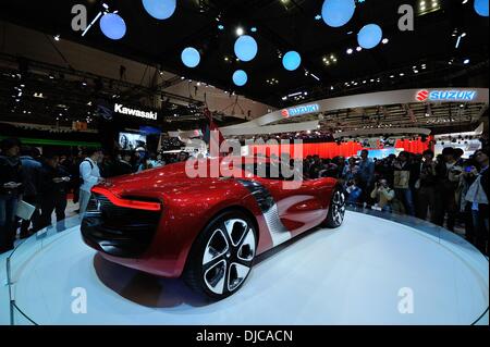 Tokio, Japan. 23. November 2013. Besucher drängen sich auf der 43. Tokyo Motor Show in Tokio auf Samstag, 23. November 2013. Die Autoshow wird ab heute bis zum 1. Dezember für die Öffentlichkeit geöffnet sein. © Masairo Tsurugi/AFLO/Alamy Live-Nachrichten Stockfoto