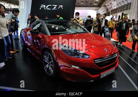 Tokio, Japan. 23. November 2013. Besucher drängen sich auf der 43. Tokyo Motor Show in Tokio auf Samstag, 23. November 2013. Die Autoshow wird ab heute bis zum 1. Dezember für die Öffentlichkeit geöffnet sein. © Masairo Tsurugi/AFLO/Alamy Live-Nachrichten Stockfoto