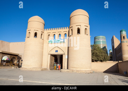 OTA Darvoza, eines der historischen Stadttore, Ichan Kala, Chiwa, Usbekistan Stockfoto