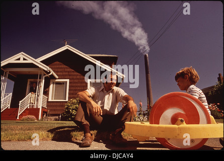 DR. SAMUEL MILHAM, JR. IN HINTERGRUND IST TACOMA SMELTER STACK DIE RUSTON UND TACOMA MIT ARSEN UND BLEI ZU DUSCHEN. 242 Stockfoto