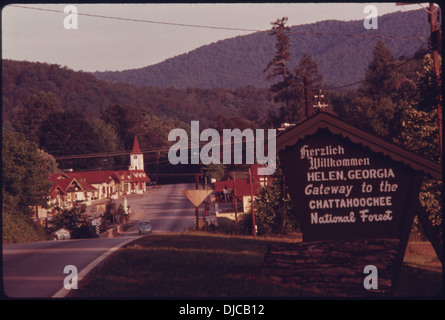 EINGANG ZUM HELEN, GEORGIA, IN DER NÄHE VON ROBERTSTOWN. MAIN STREET GESCHÄFTE LINIE HIGHWAY 17-75. DIE STADT WAR EIN TYPISCHES GEORGIEN. 652 Stockfoto