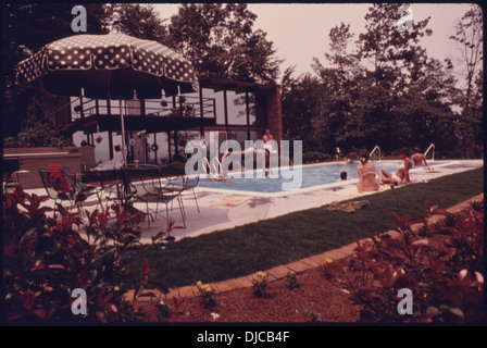 Am 4. Juli findet ein Treffen im Haus von Bürgermeister Bob Fowler in Helen, Georgia, in der Nähe von Robertstown statt, nach einer Feiertagsparade, die die lokale Feier und den Gemeinschaftsgeist einfängt. Stockfoto