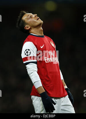 London, UK. 26. November 2013. (Mesut Ozil Arsenal sieht nach fehlt eine Ziel-Chance in der UEFA Champions League-Gruppe F-Partie zwischen Arsenal und Marseille im Emirates Stadium in London, Großbritannien am 26. November 2013 niedergeschlagen. Arsenal gewann 2-0 Credit: Xinhua/Alamy Live News Stockfoto