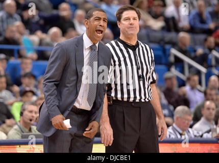 Hartford, CT, USA. 26. November 2013. Dienstag, 26. November 2013: Connecticut Huskies Cheftrainer Kevin Ollie reagiert auf einen Anruf während der 2. Hälfte des NCAA-Basketball-Spiel zwischen Loyola (MD) und Connecticut im XL Center in Hartford, CT. UConn ging um zu schlagen eine hartnäckige Loyola Team 76-66. Bill Shettle / Cal Sport Media. Bildnachweis: Csm/Alamy Live-Nachrichten Stockfoto