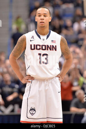 Hartford, CT, USA. 26. November 2013. Dienstag, 26. November 2013: Connecticut Huskies Wache Shabazz Napier (13) in der 2. Hälfte des NCAA-Basketball-Spiel zwischen Loyola (MD) und Connecticut im XL Center in Hartford, CT. UConn blickt auf ging um zu schlagen eine hartnäckige Loyola Team 76-66. Bill Shettle / Cal Sport Media. Bildnachweis: Csm/Alamy Live-Nachrichten Stockfoto