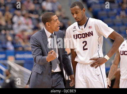 Hartford, CT, USA. 26. November 2013. Dienstag, 26. November 2013: Connecticut Huskies Cheftrainer Kevin Ollie spricht mit Connecticut Huskies DeAndre Daniels (2) entlang der Seitenlinie in der 2. Hälfte des NCAA-Basketball-Spiel zwischen Loyola (MD) und Connecticut im XL Center in Hartford, CT. UConn vorwärts ging, eine hartnäckige Loyola Team 76-66 schlagen. Bill Shettle / Cal Sport Media. Bildnachweis: Csm/Alamy Live-Nachrichten Stockfoto