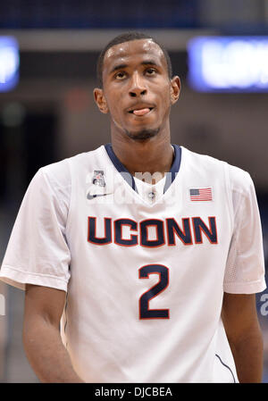 Hartford, CT, USA. 26. November 2013. Dienstag, 26. November 2013: Connecticut Huskies vorwärts DeAndre Daniels (2) in der 2. Hälfte des NCAA-Basketball-Spiel zwischen Loyola (MD) und Connecticut im XL Center in Hartford, CT. UConn blickt auf ging um zu schlagen eine hartnäckige Loyola Team 76-66. Bill Shettle / Cal Sport Media. Bildnachweis: Csm/Alamy Live-Nachrichten Stockfoto