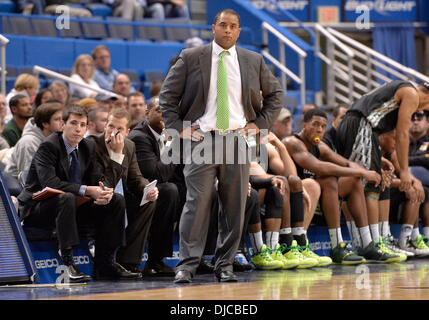 Hartford, CT, USA. 26. November 2013. Dienstag, 26. November 2013: Loyola (MD) Greyhounds-Trainer sieht g.g. Smith von der Seitenlinie in der 2. Hälfte des NCAA-Basketball-Spiel zwischen Loyola (MD) und Connecticut im XL Center in Hartford, CT. UConn auf ging um zu schlagen eine hartnäckige Loyola Team 76-66. Bill Shettle / Cal Sport Media. Bildnachweis: Csm/Alamy Live-Nachrichten Stockfoto