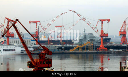 Dalian, LIAONNG Provinz, CHINA. 29. August 2011. Chinas neue Russland gebauten Flugzeugträger sitzt im Trockendock, nach Abschluss einer Reihe von Probefahrten früher im Monat, in dem Land nordöstlichen Hafenstadt Dalian am 28. August 2011. China verurteilte letzte Woche einen Pentagon-Bericht, der warnte seine militärische Modernisierung konnte die Region destabilisieren das US-Militär Jahresbilanz der Pekings Streitkräfte erging sich in Übertreibung sagen und '' unbegründeten Verdacht. Stephen Shaver/ZUMAPRESS.com/Alamy © Live-Nachrichten Stockfoto