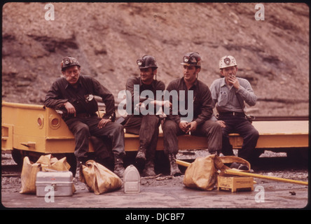 Eine Gruppe von Bergleuten wartet von 16:00 Uhr bis Mitternacht auf den Beginn ihrer Schicht in der Mine der Virginia-Pocahontas Coal Company, um die Arbeitsbedingungen und die Arbeitskräfte im Bergbau zu veranschaulichen. Stockfoto