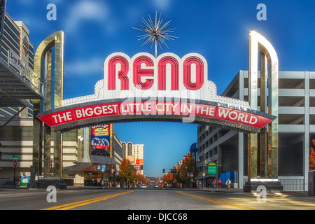 geradeaus weiter Blick auf die RENO die größte Kleinstadt der Welt eine ikonischen Zeichen in Reno Nevada Stockfoto