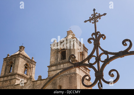Schmiedeeisernen Kreuz stehen vor der Kirche in Mission Concepción, San Antonio, Texas. Stockfoto